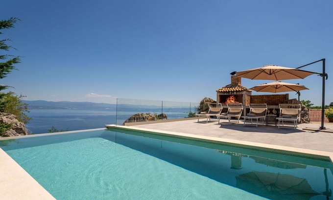 Liganj Casa | Stunning private villa for 8 people with WIFI, private pool, A/C, TV, terrace and parking