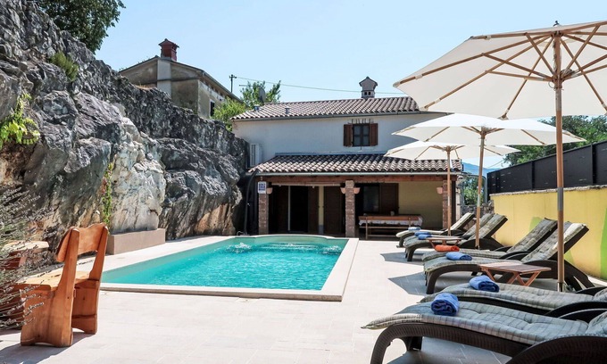 Susnjevica Casa | Preciosa casa de vacaciones privada con A/C, WIFI, piscina privada, TV, terraza, aparcamiento
