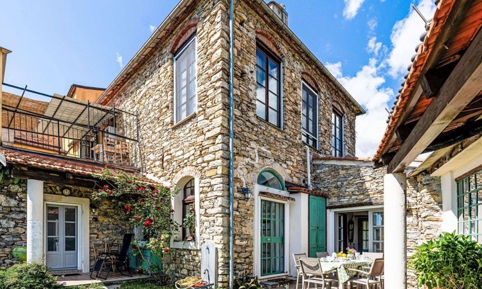 Dolcedo Villa | Preciosa casa de vacaciones privada con WIFI, mascotas permitida, vista panorámica y aparcamiento