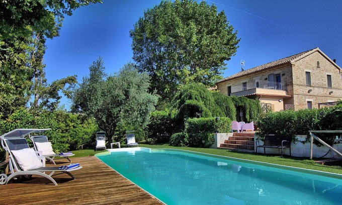 Ostra Villa | Casa de vacaciones privada con WIFI, piscina privada, A/C, TV, patio, vista panorámica
