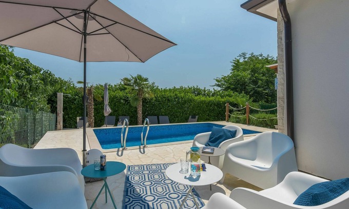 Nova Vas Casa | Maravillosa casa de vacaciones privada con WIFI, piscina privada, A/C, TV, terraza, aparcamiento