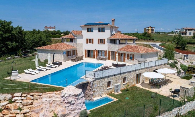 Nova Vas Villa | Preciosa casa de vacaciones privada con jacuzzi, WIFI, piscina privada, A/C, TV, terraza