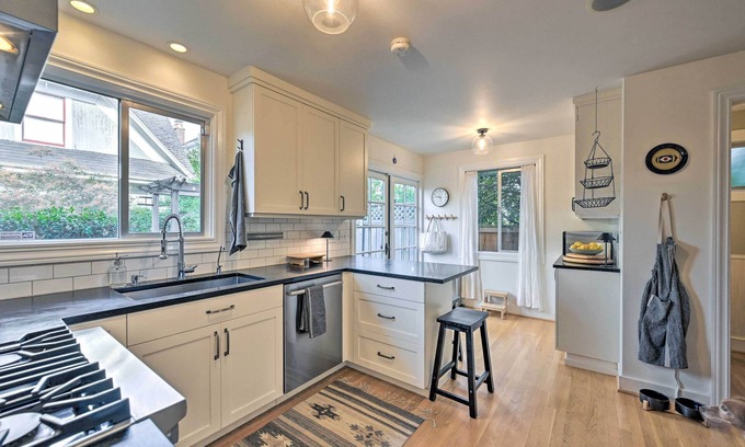Lower Queen Anne Cabaña | Stunning Queen Anne House w/ Private Patio!