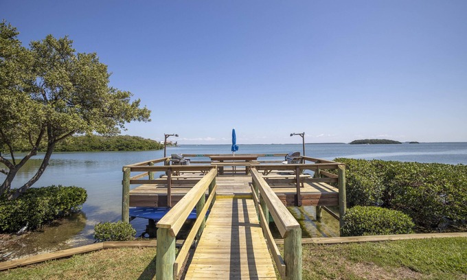 Tierra Verde Condominio | Beautiful Remodel, with Amazing Equipped Kitchen Waterfront Condo-Close to Beach