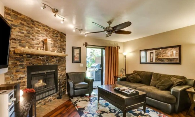 Noble Park Casa | STUNNING, Remodeled, 3-bdrm, 3-bath Townhouse!