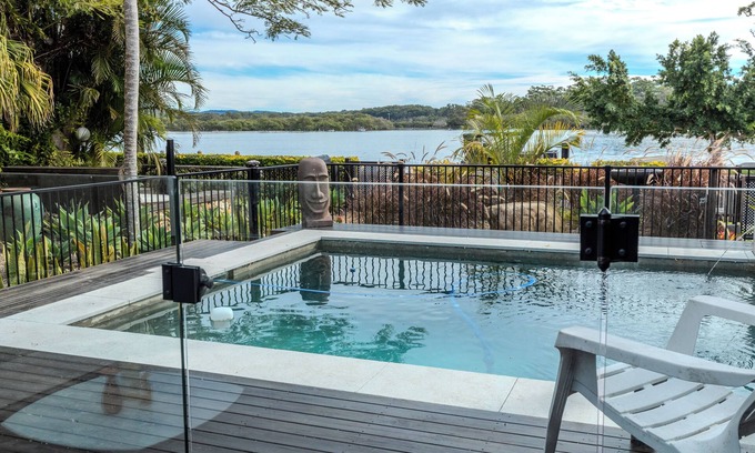 Dunbogan Cabaña | Stunning River front Cottage with pool