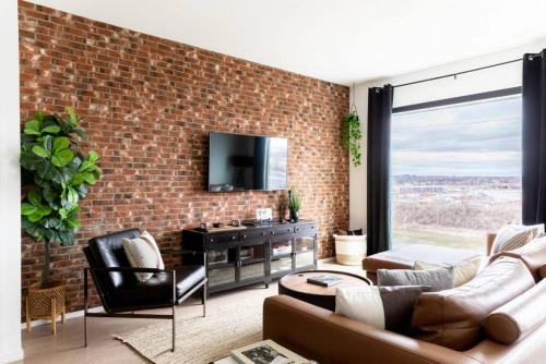 North Capitol Apartamento | Stunning River View Condo Walk to Downtown Rooftop Patio