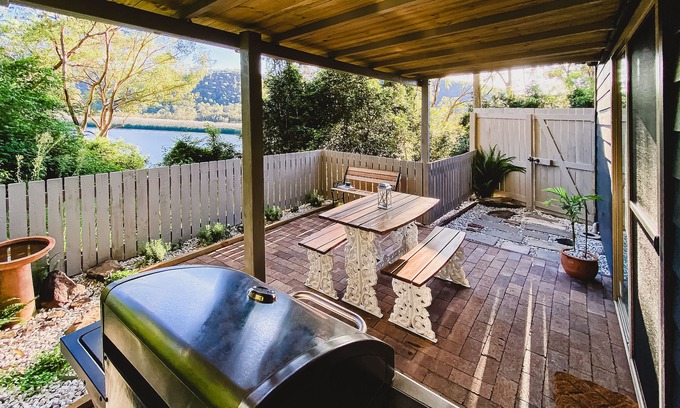 Laughtondale Casa | Stunning river views! Private guesthouse & courtyard close to nation park & more