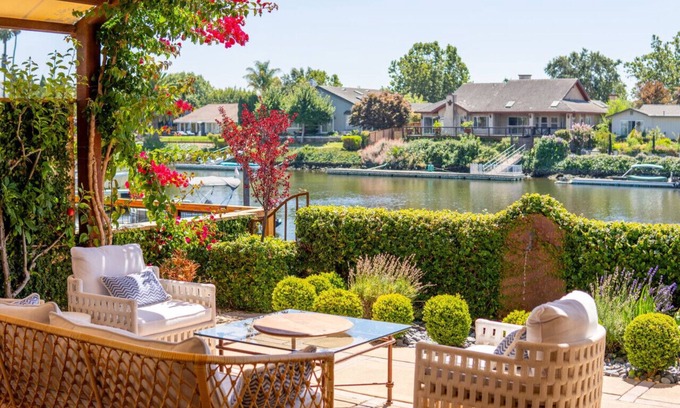 Napa Condominio | Stunning Riverfront Retreat