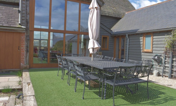 Halstead Casa | Stunning Rural Barn Conversion with Hot tub & pool table