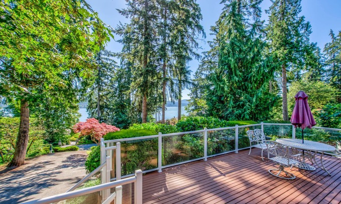 East Lake Hills Casa | Stunning Sammamish Lake View Home near Weowna Park