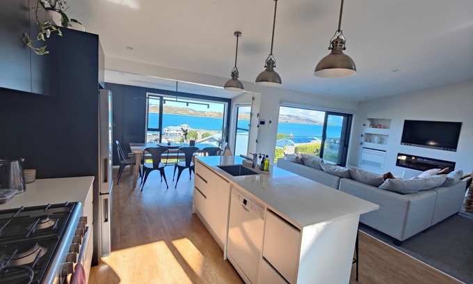 Plimmerton Casa | Stunning sea Views in a Lovely Beachside Plimmerton