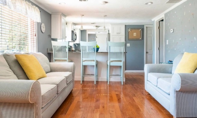 Manomet Cabaña | Stunning seaside cottage, walk to beach, family + pet, sleeps 6