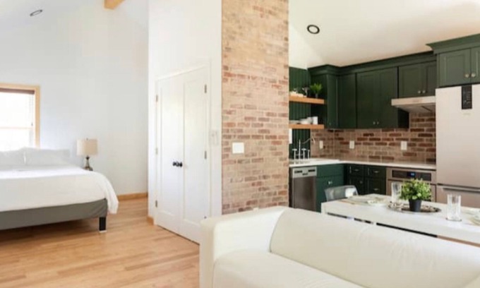 Manomet Apartamento | Stunning seaside loft, walk to beach, romantic getaway for 2 + pet