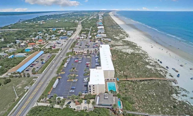 Crescent Beach Apartamento | Stunning Seaside Studio Condo With King Bed & Heated Pool, Steps To Beach!