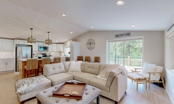 Deadwood Cabina | Stunning secluded cabin / ATV trails / Pond views / Hot tub / WiFi / Wildlife