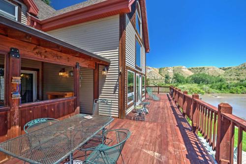 Edgar Casa | Stunning Silesia Home Furnished Deck and River View