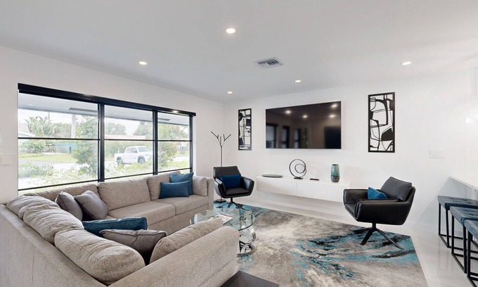 Coral Ridge Isles Casa | Stunning single level home with, heated pool, kitchen, & fully equipped BBQ area