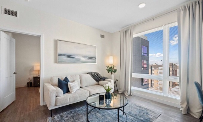 Monroe Ward Apartamento | Stunning Skyline, 1 Bedroom, 1Bath, Modern Decor-Downtown