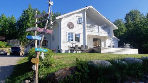 Vallsjobol Casa | Stunning Sleeps 9 Lakeview Loghome Spa & Yoga