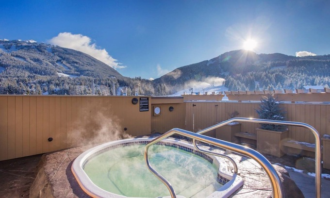 Whistler Village Apartamento | Impresionante SLOPESIDE Suite de 1 dormitorio con balcón privado y bañera de hidromasaje!