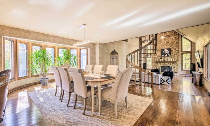 Solon Casa | Stunning Solon Getaway ~ 20 Mi to Cleveland!