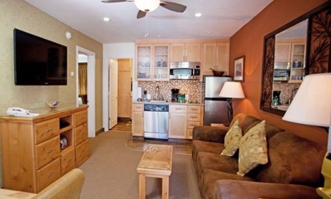 Lakeside Park Cabina | Stunning South Lake Tahoe Resort - Perfect for Romantic or Family Vacations!