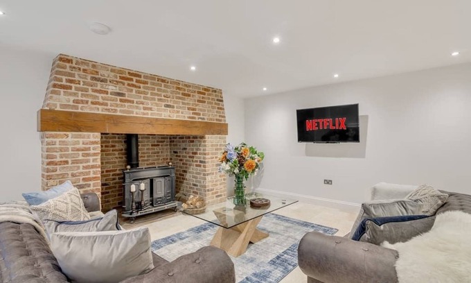 Irstead Casa | Stunning, spacious 6 bedroom home w/garden & parking