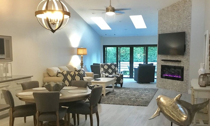 Park Shore Villa | ¡MARAVILLOSO! ¡ESPACIOSO! Completamente renovado 2/2 villa en Nápoles!