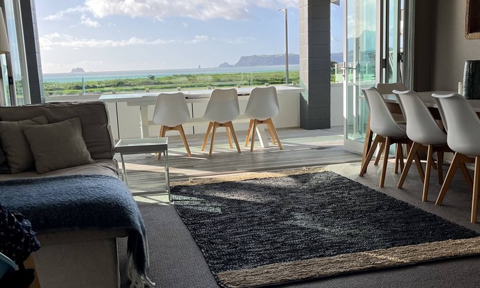Whitianga Casa | Stunning, Spacious Family Bach on the Beach