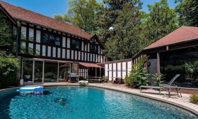 Midtown Toronto Casa | Stunning & Spacious Heritage Home in Bridal Path
