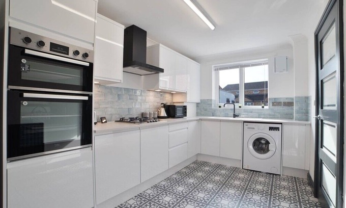 Sleaford Casa | Stunning & Spacious Home | Driveway | Sleeps 6!