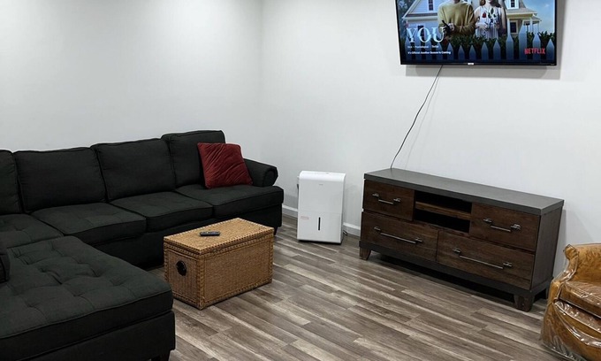 White Plains Apartamento | Stunning spacious two-bedroom apartment, offers modern comfort and style.