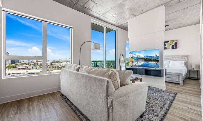 Channel District Apartamento | Stunning Studio | New and Luxury | Free Parking!