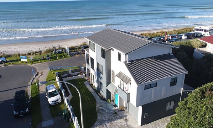Omanu Casa | Impresionante, elegante, frente al mar, casa de 3 niveles, con magníficas vistas