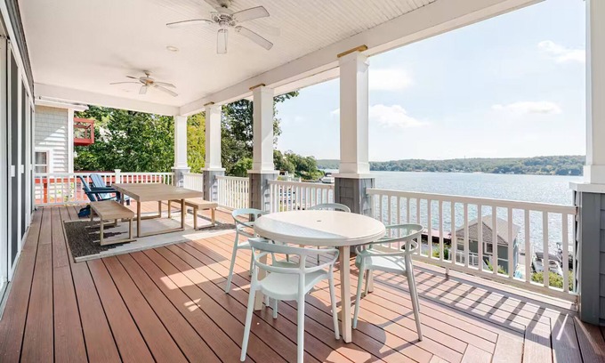 Hopatcong Casa | Stunning sun-drenched lakefront 4-bedroom house