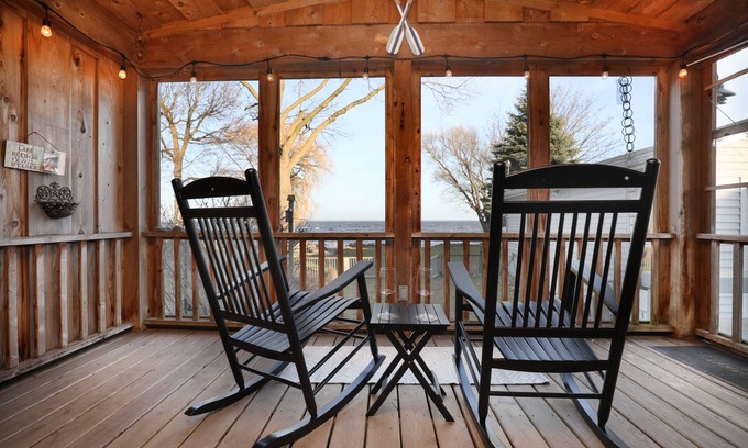 Oshkosh Casa | Stunning Sunrise Waterfront Views on Lake Winnebago