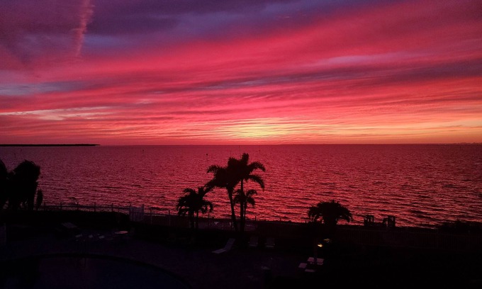 Ruskin Condominio | Stunning Sunsets from this beautiful 2/2 Condo! Walk to Restaurants & Tiki Bar