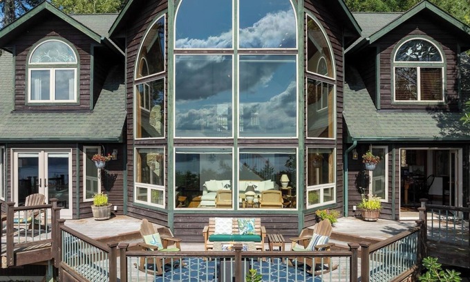 Eastsound Casa | Stunning Sunsets, Luxe Lodging, Sauna and Spa, Pool Room, Close to Town and Adventures