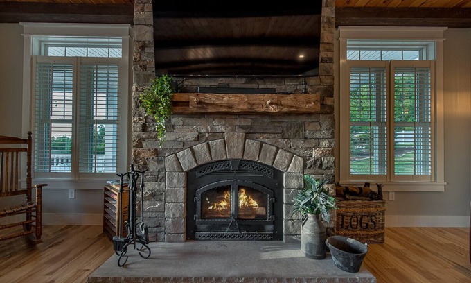 Laconia Casa | Stunning Sunsets! Luxury 5bd/4bath, hot tub & fire pit near Lake Winni, Gunstock
