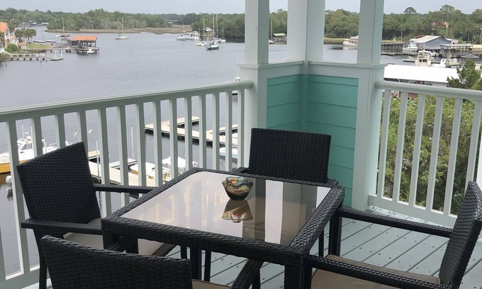 Steinhatchee Condominio | Stunning Top Floor Views of The Steinhatchee River with Private Boat Slip /Pool!