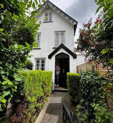 Topsham Casa | Stunning Town house with parking, fire, games room