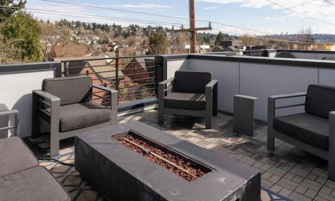 West Woodland Casa | Stunning Townhome Near Downtown Ballard & Transit