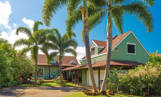 Princeville Casa | Impresionante villa de tres niveles - Ducha de roca de lava al aire libre con lanai