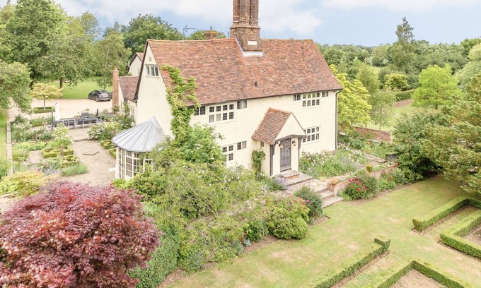 Howlett End Casa | Stunning Tudor Manor House and Coach House