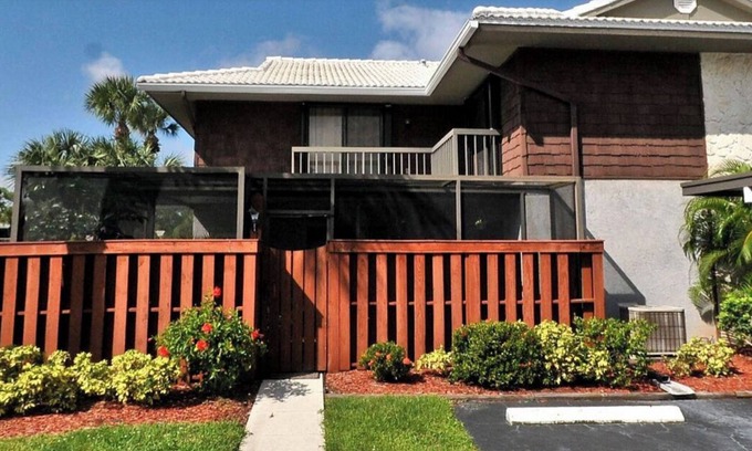 Port Saint Lucie Casa | Stunning two bedroom townhouse in a centralized location of Port St Lucie.
