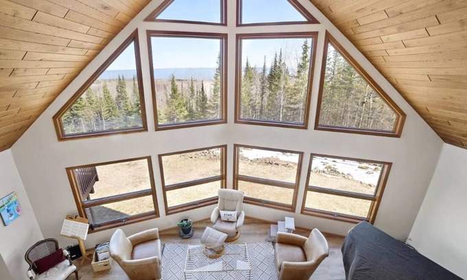 Two Harbors Casa | Stunning Two Harbors House Overlooking Lake Superior