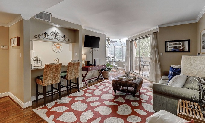 Shelter Cove Condominio | Stunning Two-Story Condo with Private Balcony, Free WiFi, Pool & Washer/Dryer