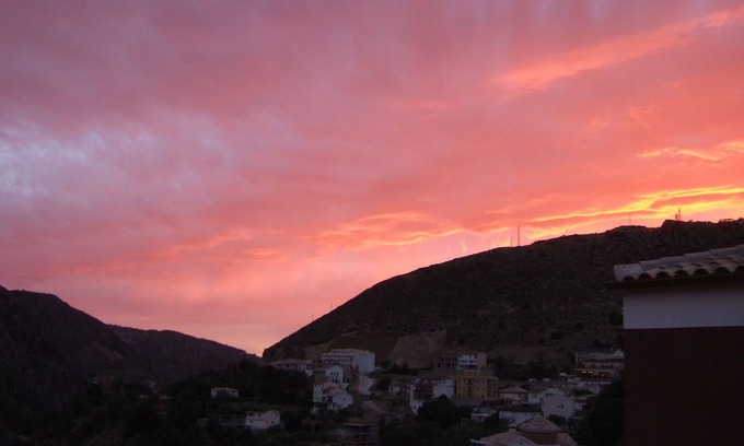 Guejar Sierra Apartamento | Ático con impresionantes vistas al lago. Ideal para Granada / Sierra Nevada. ¡Wi-Fi gratis!