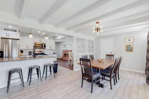 Southeast Casa | Stunning Upper Family Unit with King Beds & Yard